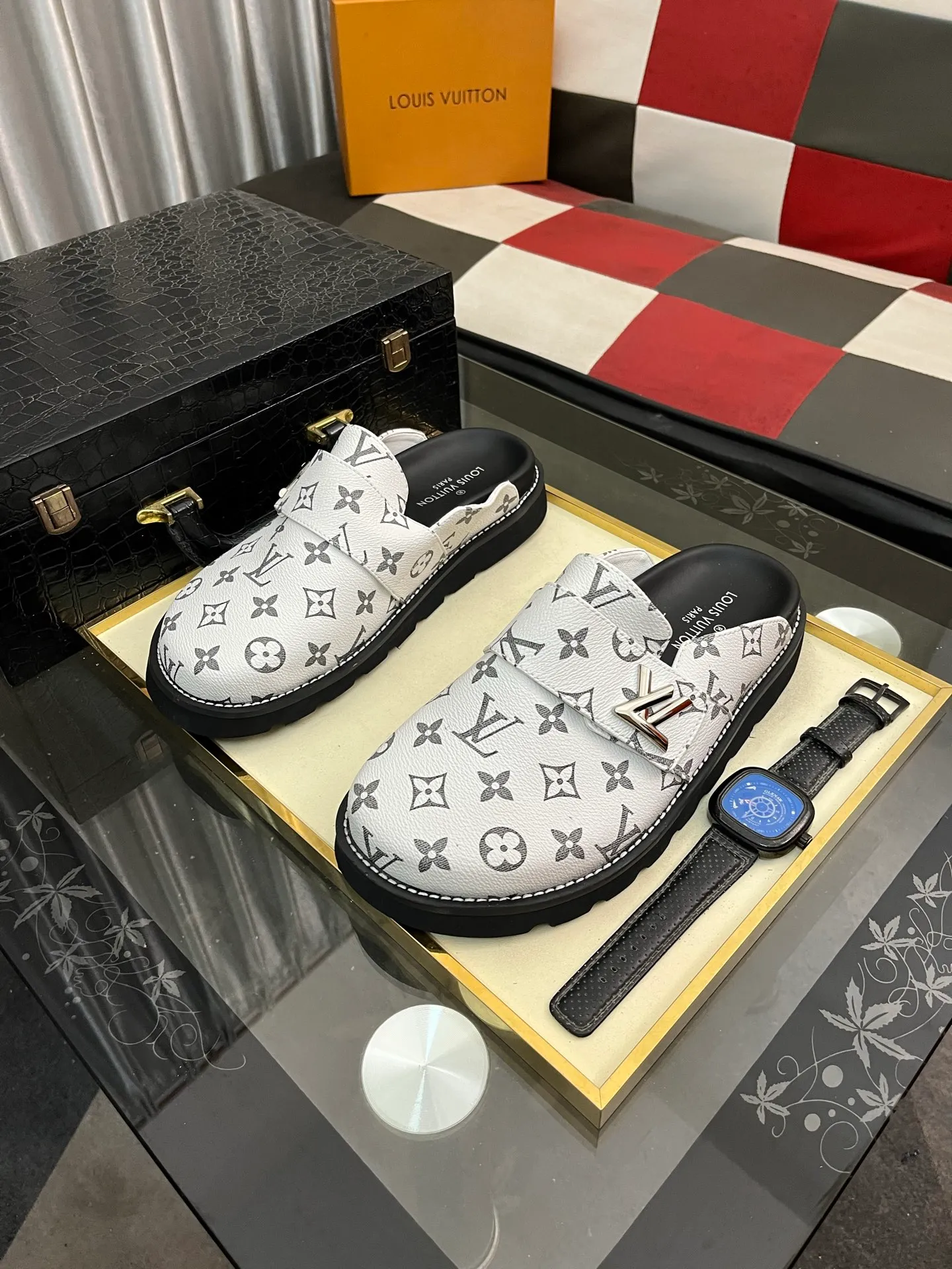 Men's men's shoes 💰420⌚️⌚️lv new Baotou half-slippers winterbreak comfert flat slippers lv letter and monogram floral embellished leather pattern, with sheepskin lining, suitable for indoor and outdoor wear. The water table is made of high-density foam material, which is light and comfortable. The sole has a certain thickness and the anti-aging effect is also good! Premium size: 38-444️⃣Colors available